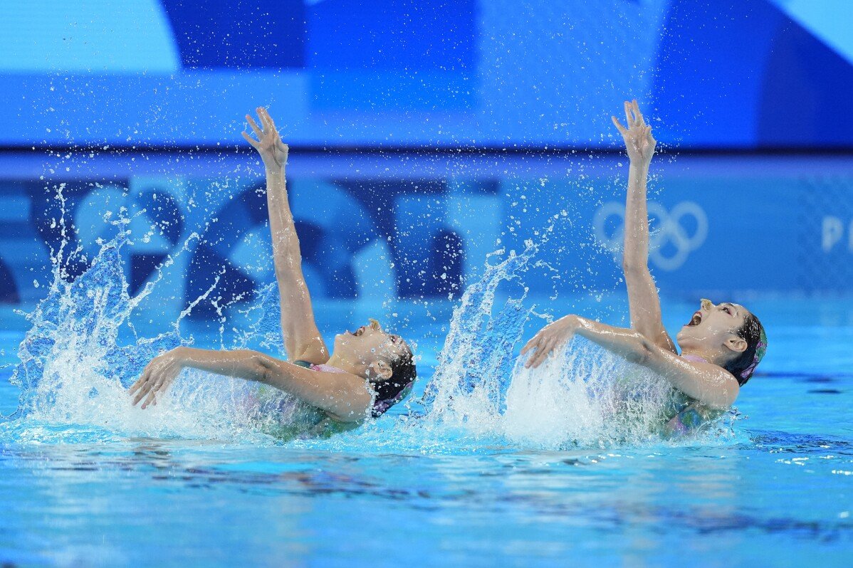 China’s Wang Liuyi y Wang Qianyi en primer lugar después de la rutina técnica en natación artística en los Juegos de París